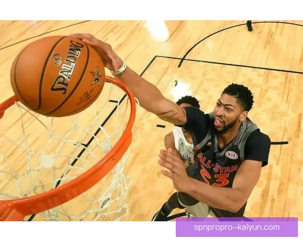 戴维斯在加拿大队作用显著，攻防两端表现稳健